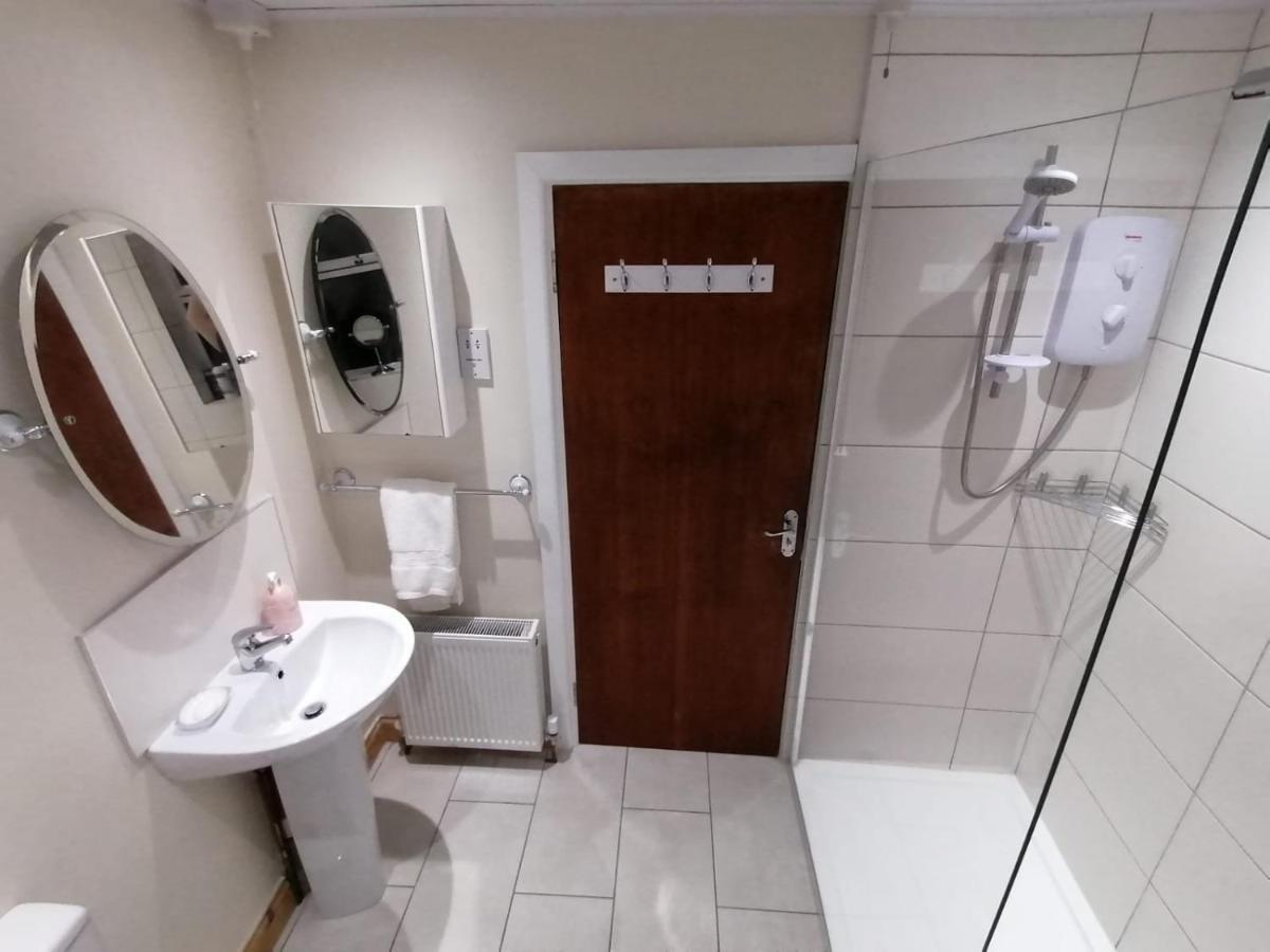 Spacious 5 Double Bed Bedroom Bungalow Near Belfast リスバーン エクステリア 写真